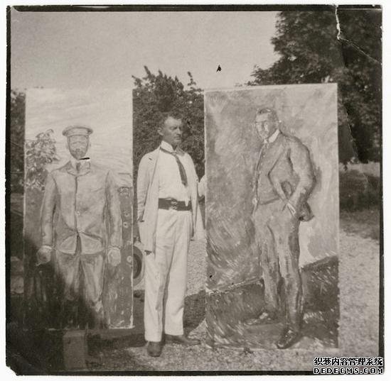 爱德华·蒙克与两幅作品在室外,摄于1909年。