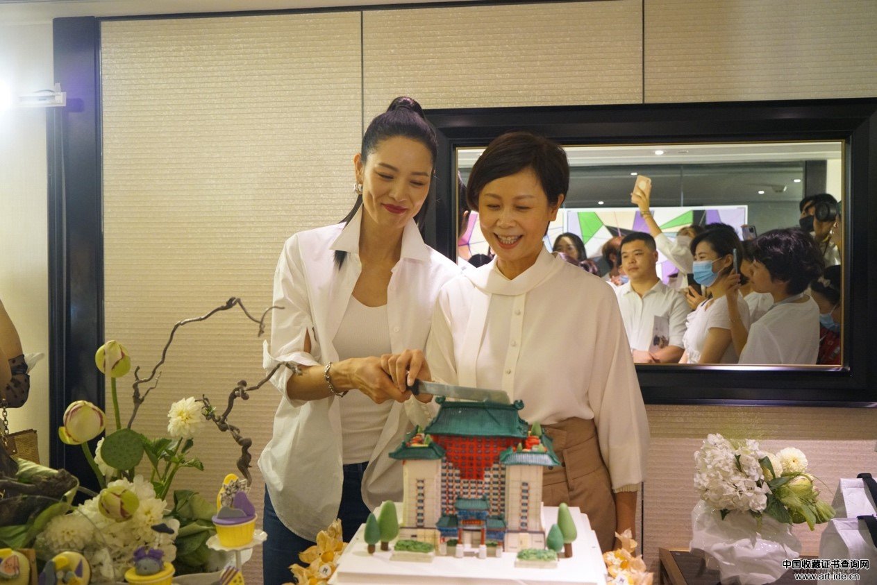 马艳丽女士(左)和AFIH创始人姚薇女士(右)合影