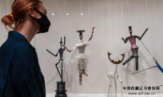 泰特现代美术馆展厅现场,苏菲·陶柏-阿尔普木偶作品