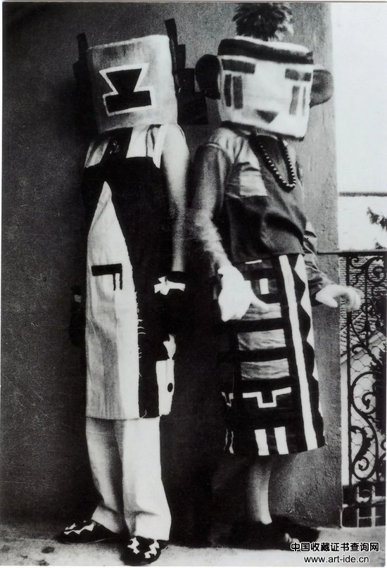 苏菲·陶柏-阿尔普(Sophie Taeuber-Arp)与妹妹埃里卡·施莱格尔(Erika Schlegel)穿着由艺术家设计的“Hopi服饰”(Hopi costumes)