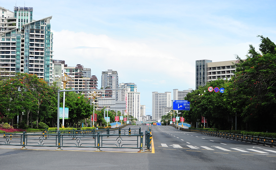 8月6日,海南三亚,原本车水马龙的街道,如今变得格外空旷。 人民视觉 图