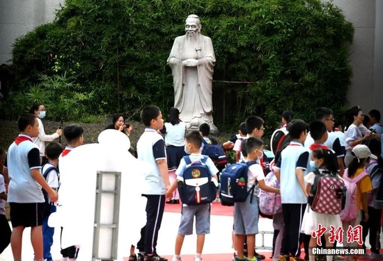 资料图:某小学校园里的孔子雕塑。王东明 摄