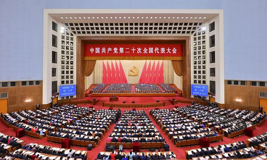 10月16日,中国共产党第二十次全国代表大会在北京人民大会堂开幕。习近平代表第十九届中央委员会向大会作报告。新华社记者 岳月伟 摄